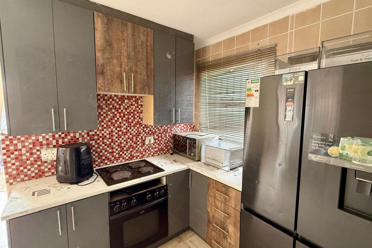 Modern 3-Bedroom Family Home in The Orchards, Pretoria - Photo 4