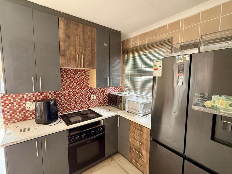 Modern 3-Bedroom Family Home in The Orchards, Pretoria - Photo 4