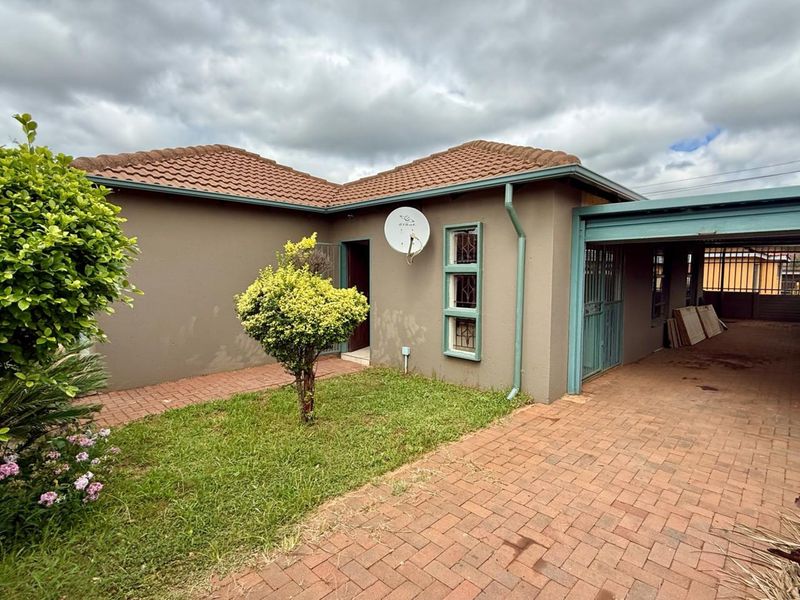 Modern 3-Bedroom Family Home in The Orchards, Pretoria - Photo 2