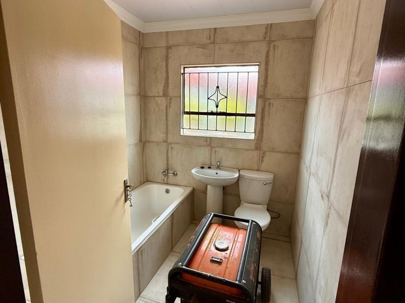 Modern 3-Bedroom Family Home in The Orchards, Pretoria - Photo 8