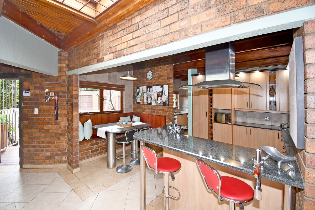 A remarkable large property that offers everything you could wish for. Farmall/Chartwell - Photo 2