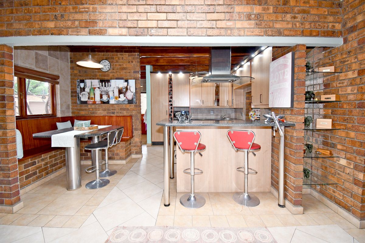 A remarkable large property that offers everything you could wish for. Farmall/Chartwell - Photo 4