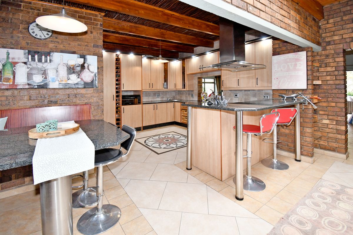 A remarkable large property that offers everything you could wish for. Farmall/Chartwell - Photo 3