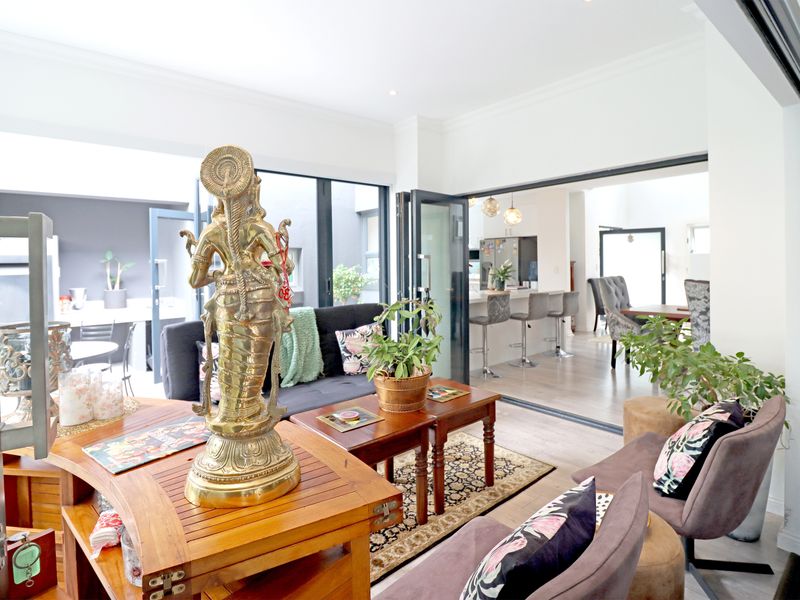 Move in and unpack in this beautifully renovated home! - Photo 5