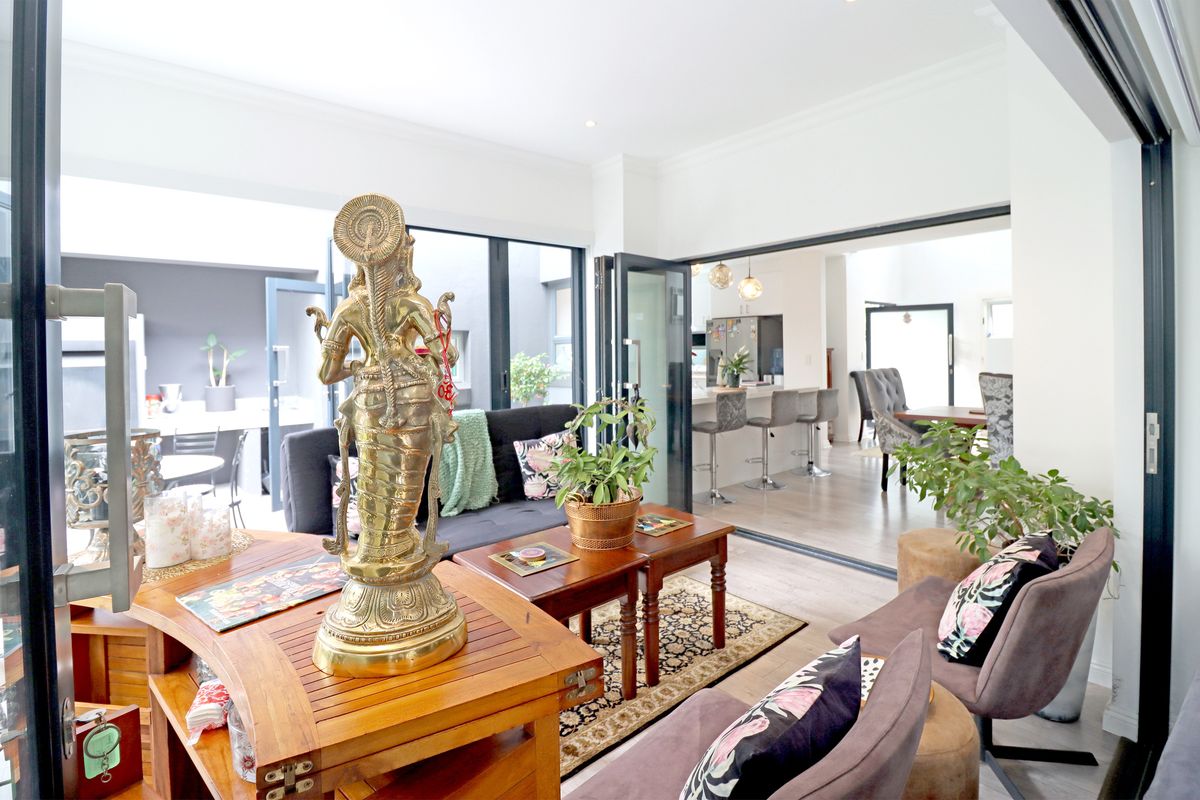 Move in and unpack in this beautifully renovated home! - Photo 5