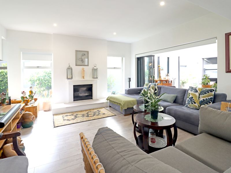 Move in and unpack in this beautifully renovated home! - Photo 2