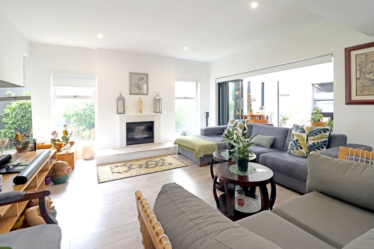 Move in and unpack in this beautifully renovated home! - Photo 2