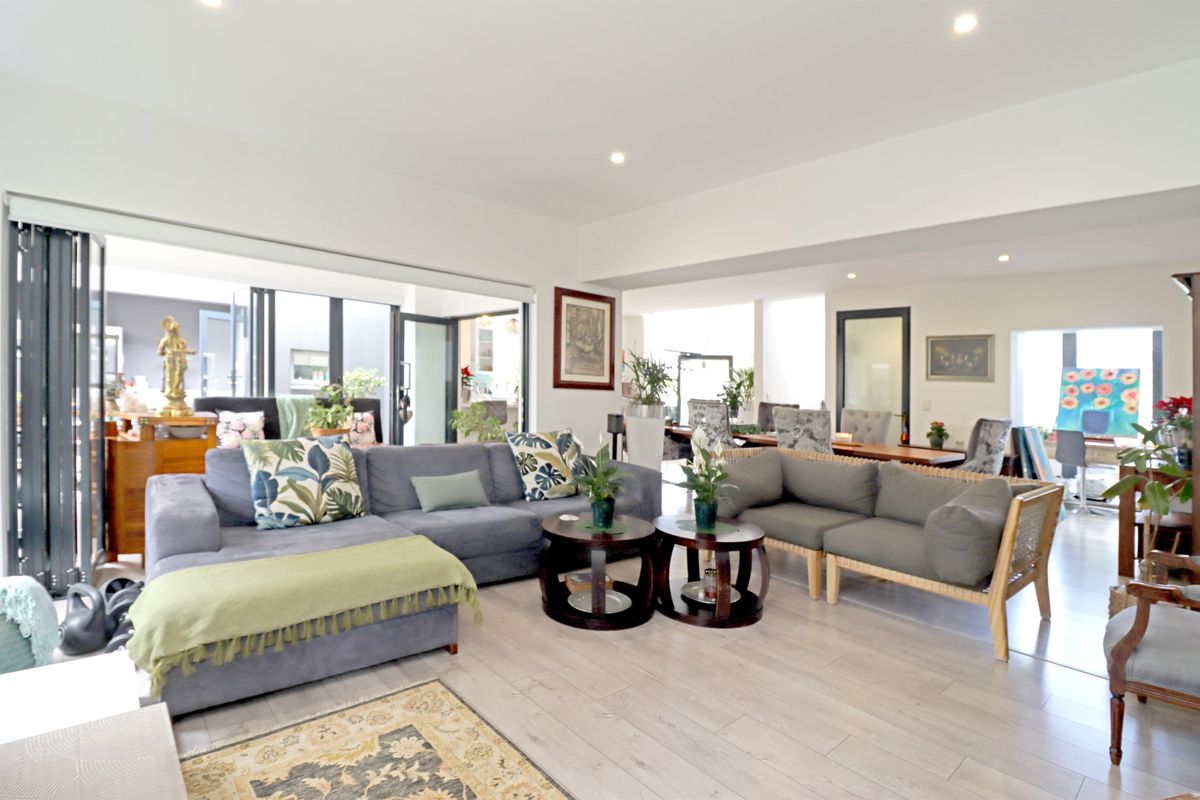 Move in and unpack in this beautifully renovated home! - Photo 4