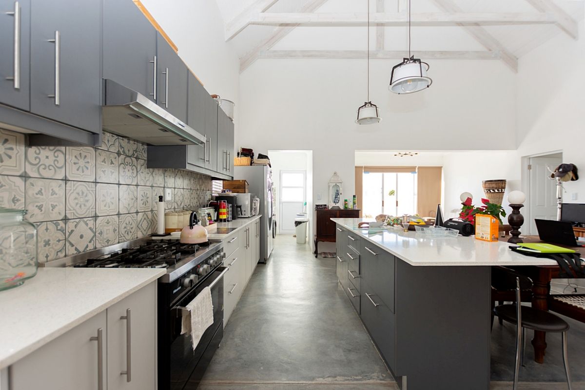 Charming 3-Bedroom Home in the Heart of Lampiesbaai, St Helena Bay - Photo 3