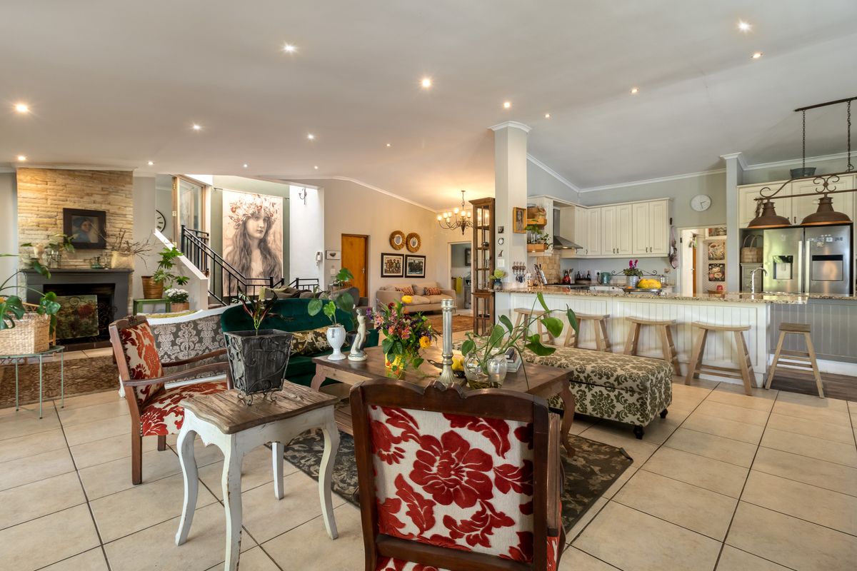 Heartfelt Living in La Concorde! - Photo 2