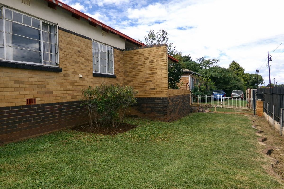 Spacious Family Home with Garden & Garage - Photo 2