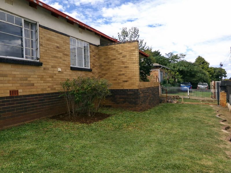 Spacious Family Home with Garden & Garage - Photo 2