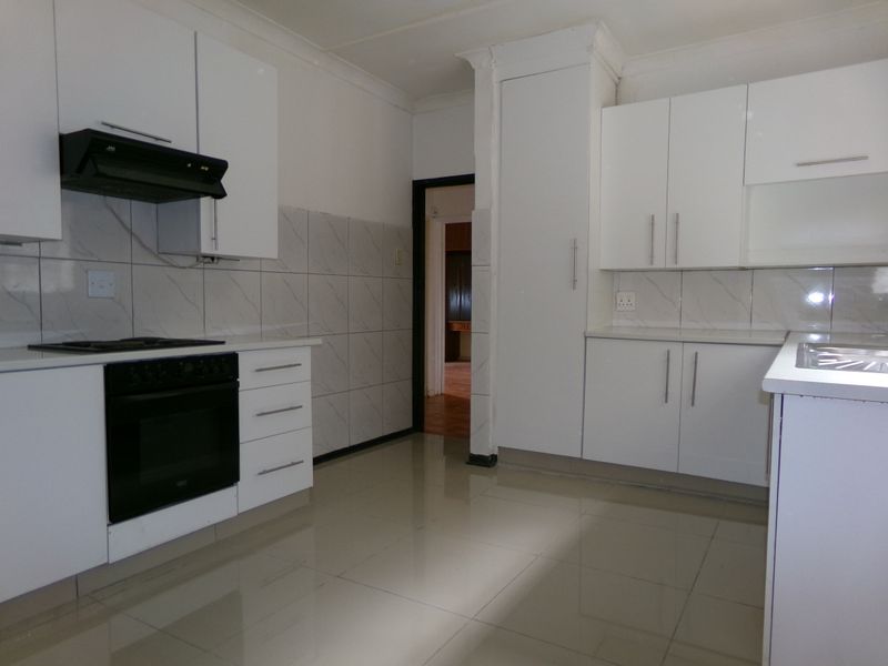 Spacious Family Home with Garden & Garage - Photo 10