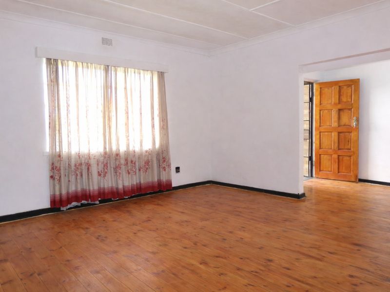 Spacious Family Home with Garden & Garage - Photo 8