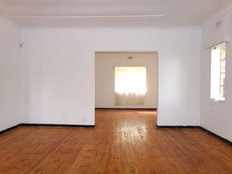 Spacious Family Home with Garden & Garage - Photo 7
