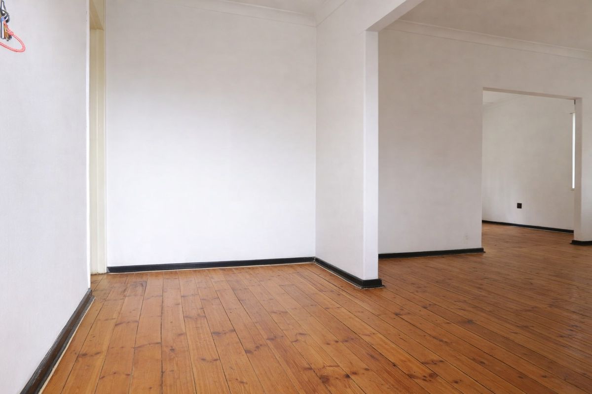 Spacious Family Home with Garden & Garage - Photo 5