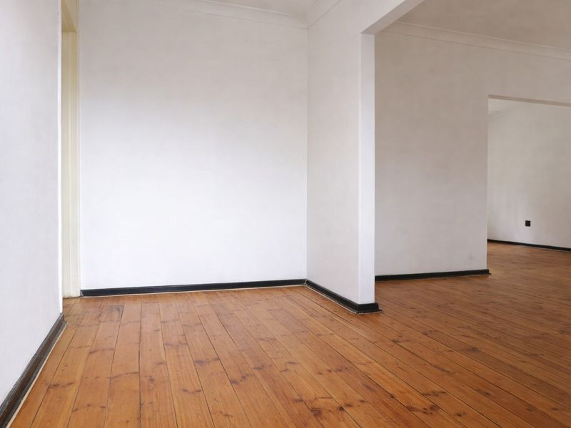 Spacious Family Home with Garden & Garage - Photo 5