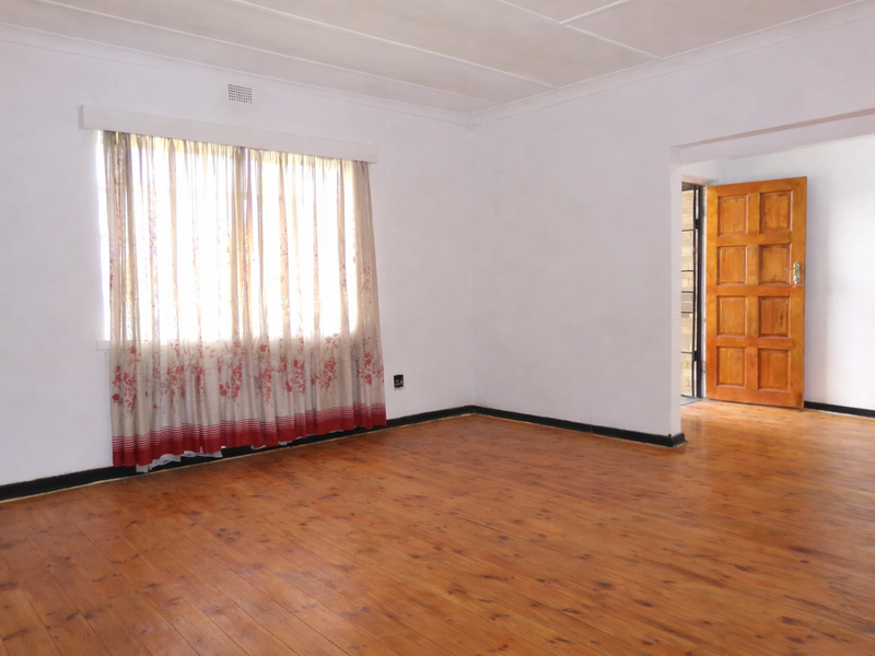 Spacious Family Home with Garden & Garage - Photo 6