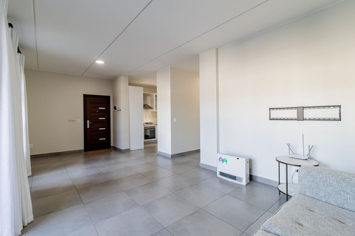 Stunning 2 Bedroom Apartment in a conveniently located Upmarket Family Orientated Life Style Estate. - Photo 2