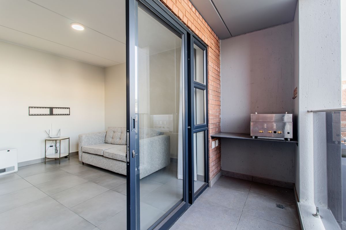 Stunning 2 Bedroom Apartment in a conveniently located Upmarket Family Orientated Life Style Estate. - Photo 5