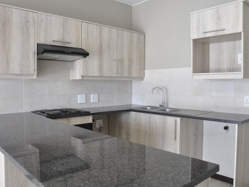 2 bedroom 2 bathroom First Floor Apartment in Barbeque Downs - Photo 4