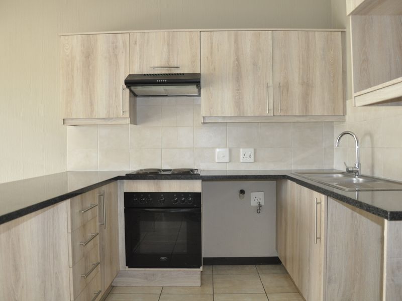 2 bedroom 2 bathroom First Floor Apartment in Barbeque Downs - Photo 3