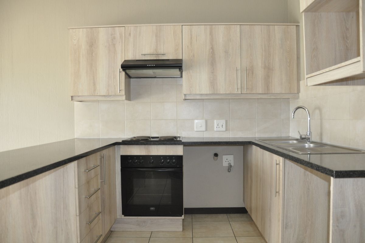 2 bedroom 2 bathroom First Floor Apartment in Barbeque Downs - Photo 3