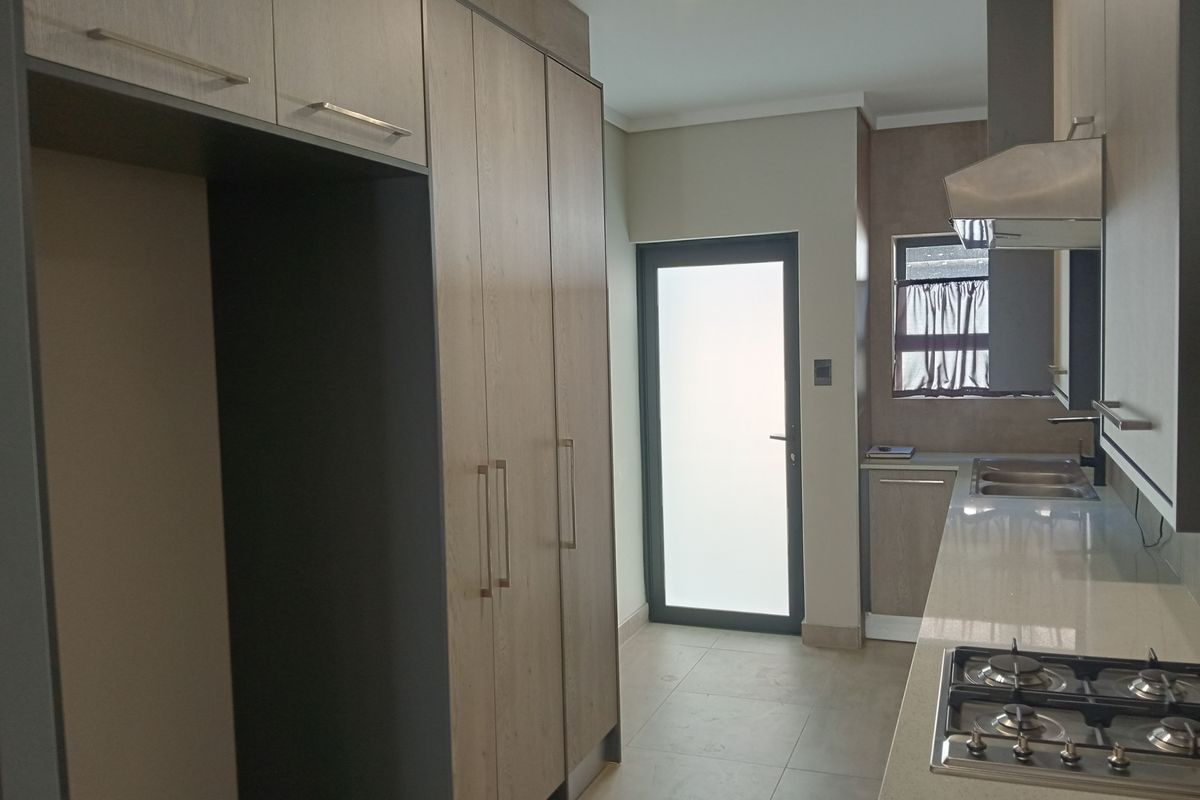 Modern 2-Bedroom Ground Floor Home in Secure Rynfield Complex - Photo 3