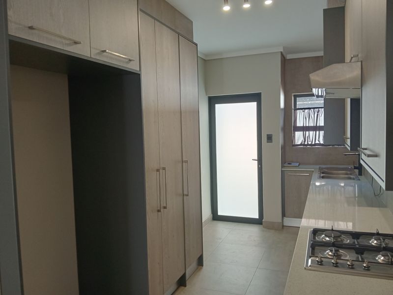 Modern 2-Bedroom Ground Floor Home in Secure Rynfield Complex - Photo 3