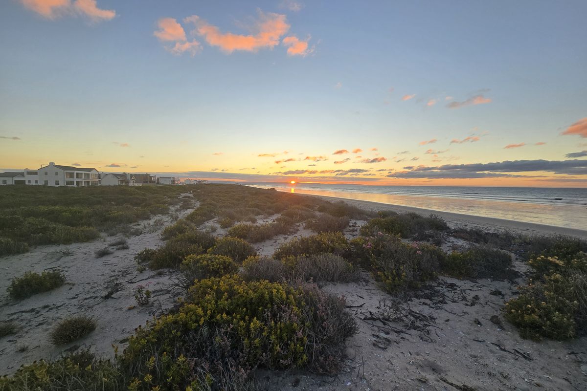 Coastal Luxury Redefined – Designer Beachfront Home with Panoramic Ocean Views - Photo 4