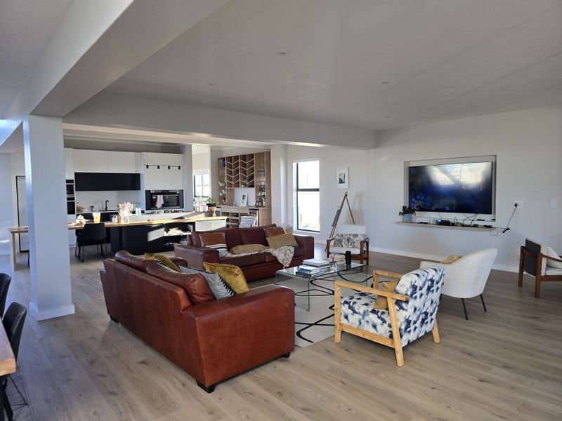 Coastal Luxury Redefined – Designer Beachfront Home with Panoramic Ocean Views - Photo 10