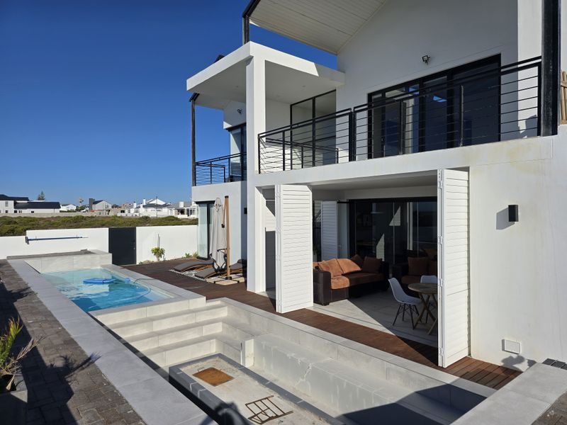 Coastal Luxury Redefined – Designer Beachfront Home with Panoramic Ocean Views - Photo 9