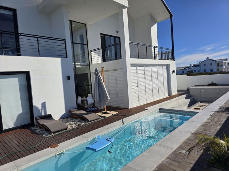 Coastal Luxury Redefined – Designer Beachfront Home with Panoramic Ocean Views - Photo 6