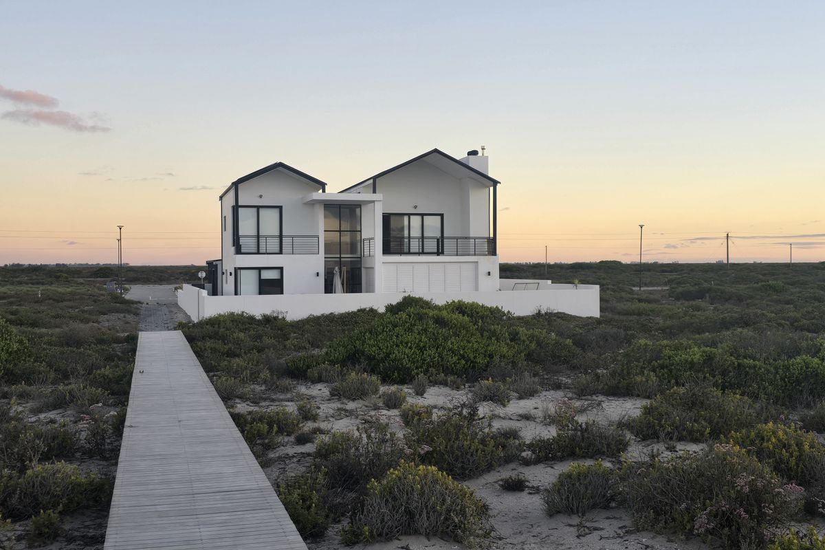 Coastal Luxury Redefined – Designer Beachfront Home with Panoramic Ocean Views - Photo 3