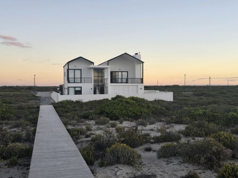 Coastal Luxury Redefined – Designer Beachfront Home with Panoramic Ocean Views - Photo 3