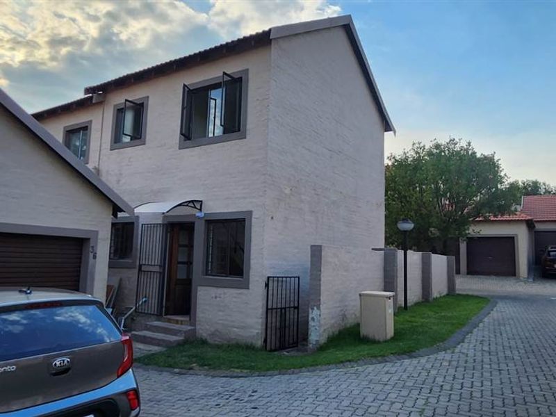 Charming 2-Bedroom Duplex — Ready to Become Your Home - Photo 2