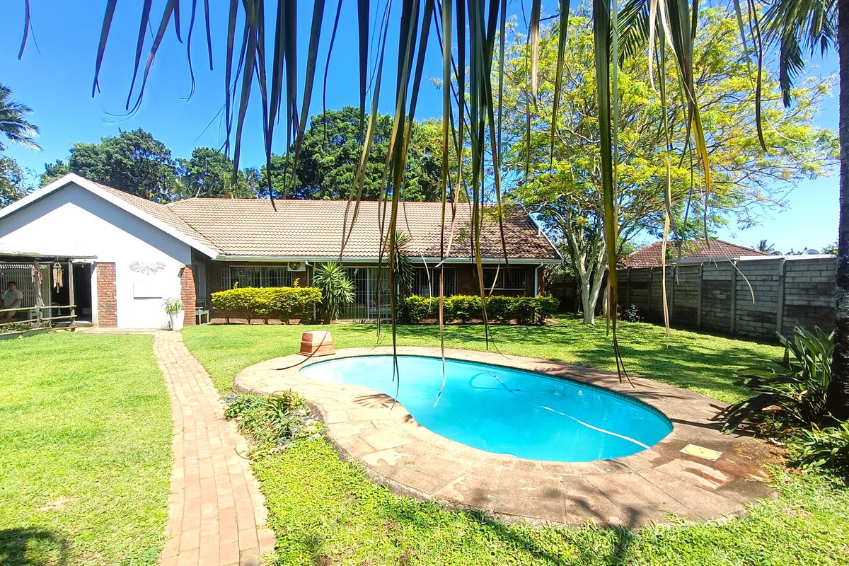 Spacious Family Retreat with Modern Comforts - Photo 4