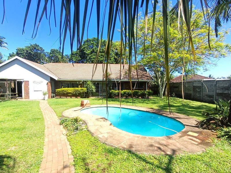 Spacious Family Retreat with Modern Comforts - Photo 4