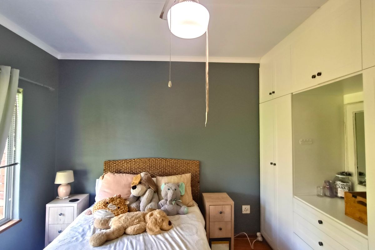 Spacious Family Retreat with Modern Comforts - Photo 5