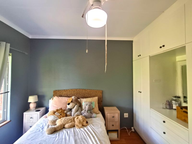 Spacious Family Retreat with Modern Comforts - Photo 5