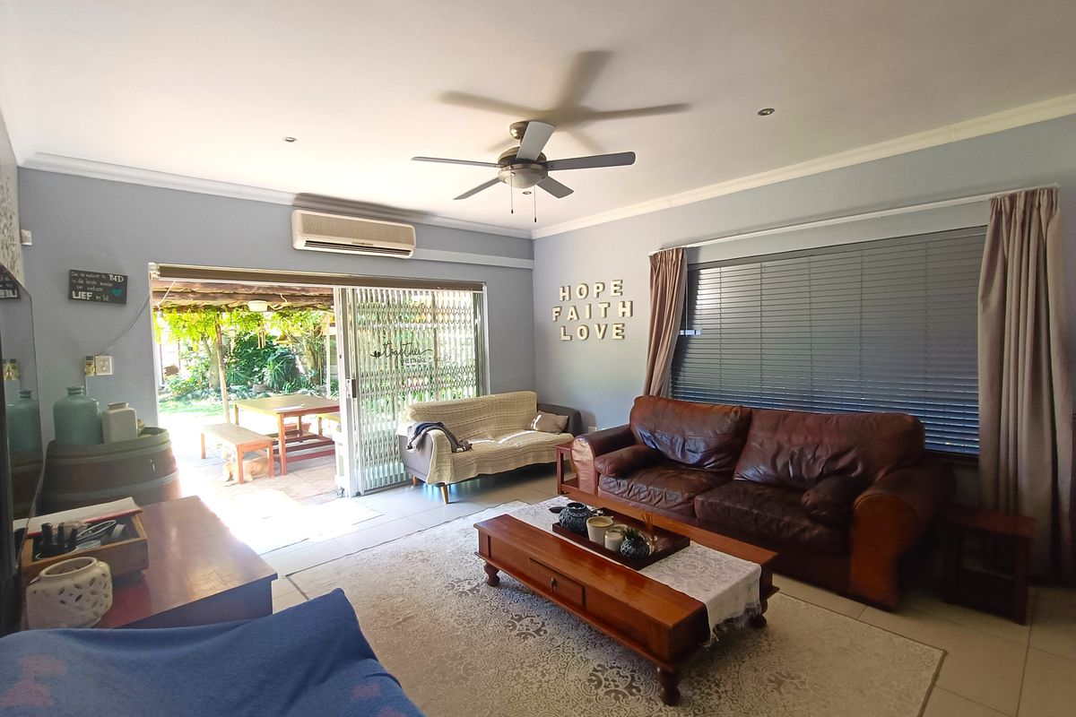 Spacious Family Retreat with Modern Comforts - Photo 3