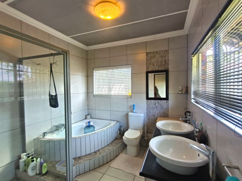 Spacious Family Retreat with Modern Comforts - Photo 8