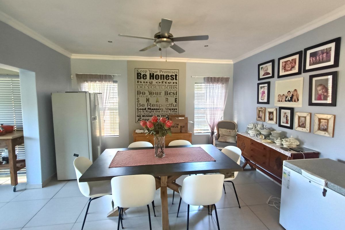 Spacious Family Retreat with Modern Comforts - Photo 2