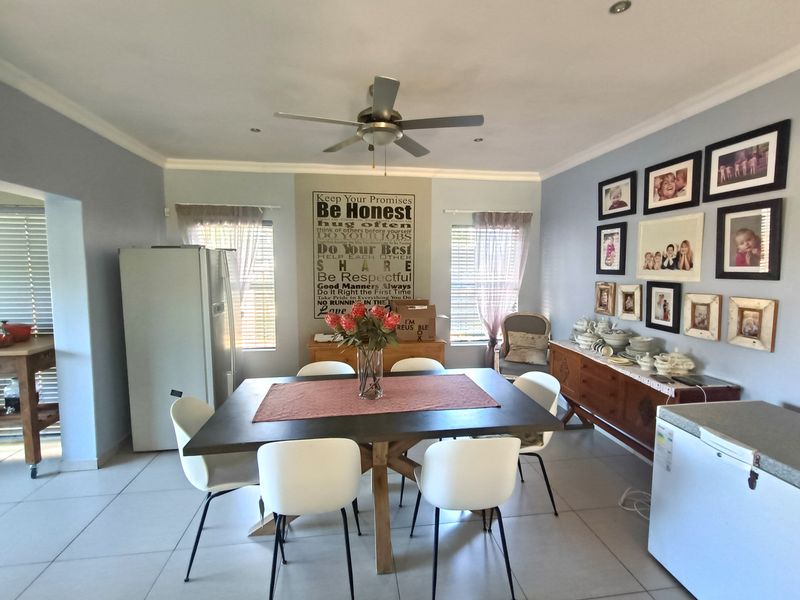 Spacious Family Retreat with Modern Comforts - Photo 2