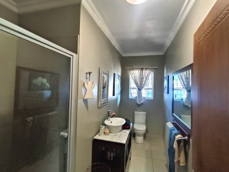 Spacious Family Retreat with Modern Comforts - Photo 6