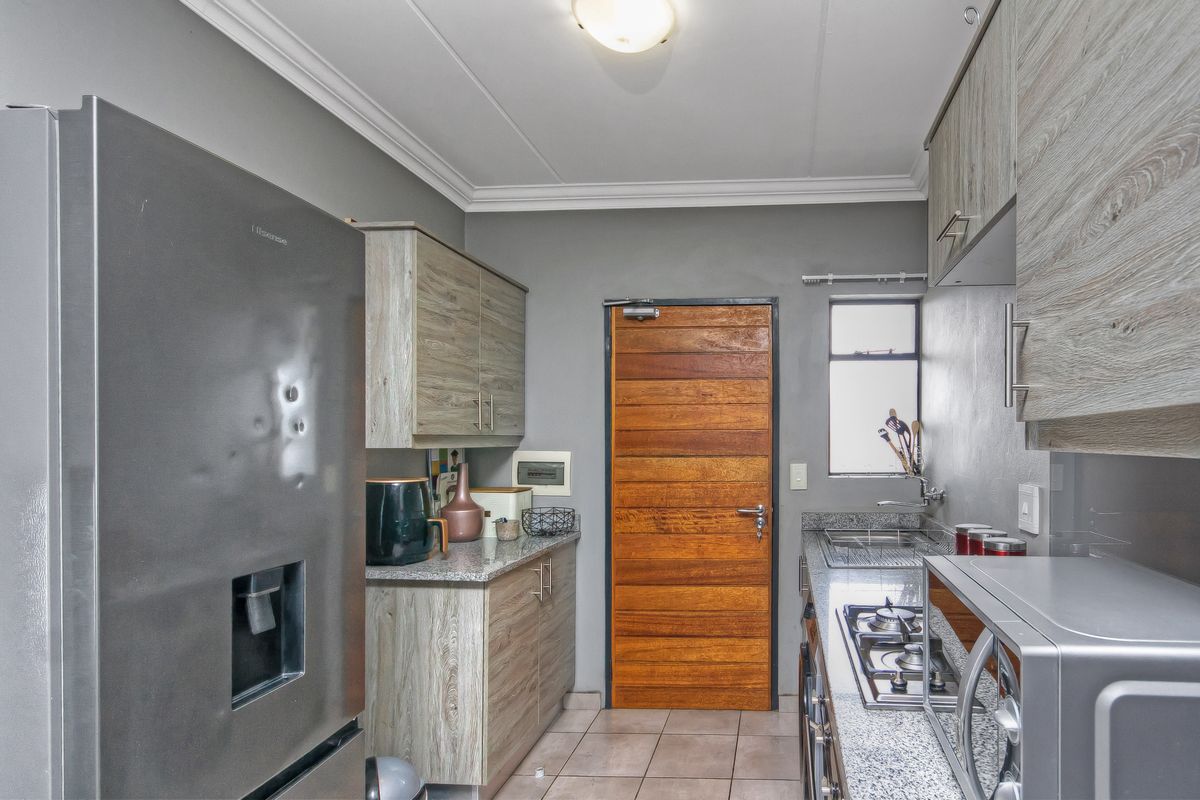 For sale: 2-bedroom ground floor unit with gas, fibre and pet-friendly living - Photo 3