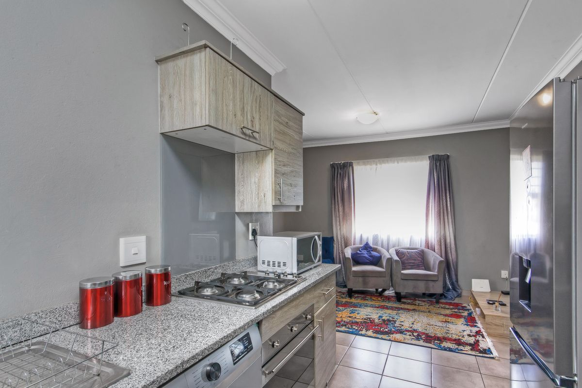 For sale: 2-bedroom ground floor unit with gas, fibre and pet-friendly living - Photo 4