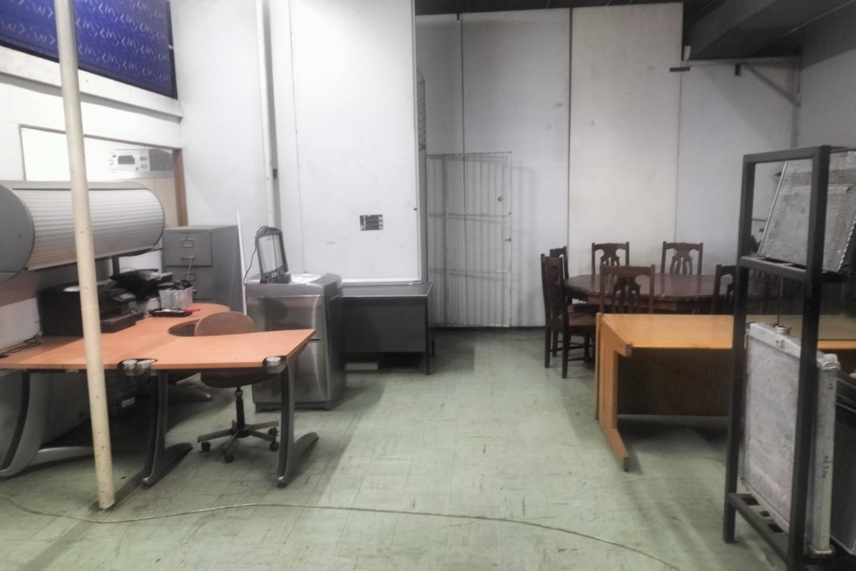 Solid Investment: Zoned Commercial Property with Offices & Overhead Cranes - Photo 5