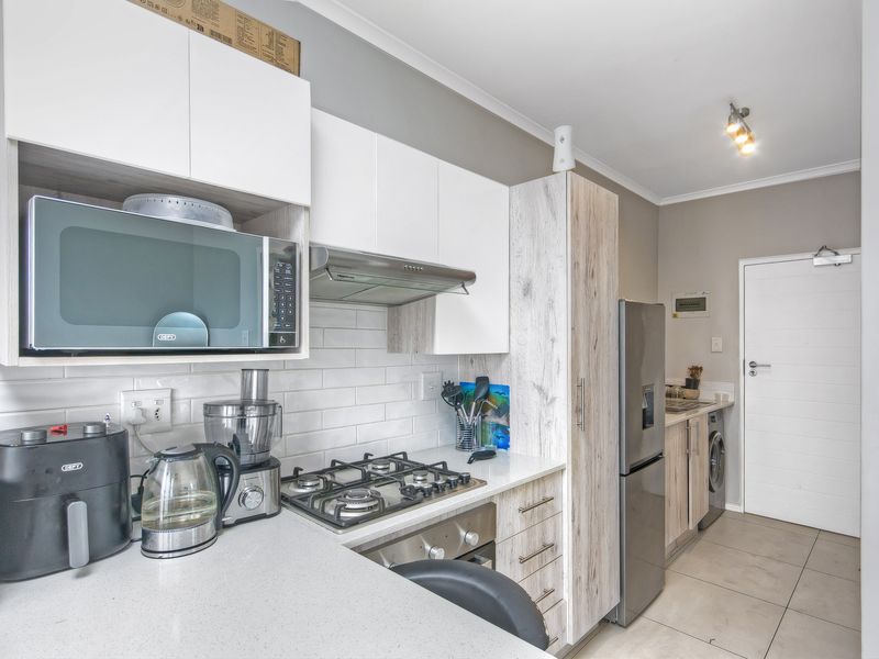 Exquisite Studio Apartment – Just 6km from Mall of Africa - Photo 2