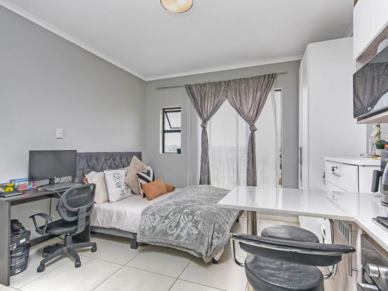 Exquisite Studio Apartment – Just 6km from Mall of Africa - Photo 6